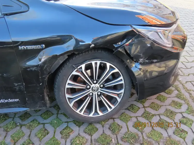 Toyota Corolla Hybrid, lenkachse gebrochen, aufgenommen Januar 2025