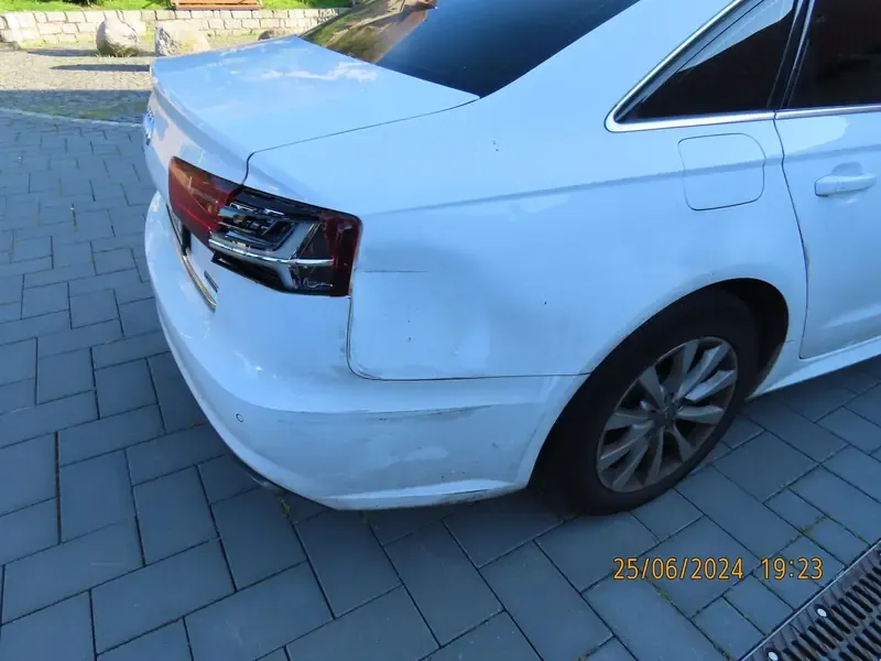 Audi A6, heckschaden mit starker deformation, aufgenommen Juni 2024
